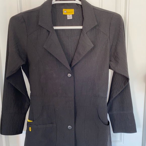 WonderWink Women's Four-Stretch Lab Coat in Black - Picture 3 of 3